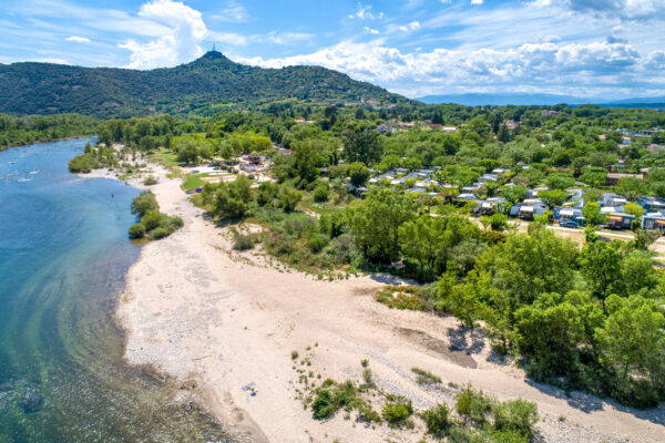 Camping au bord d’une rivière en Ardèche Sud