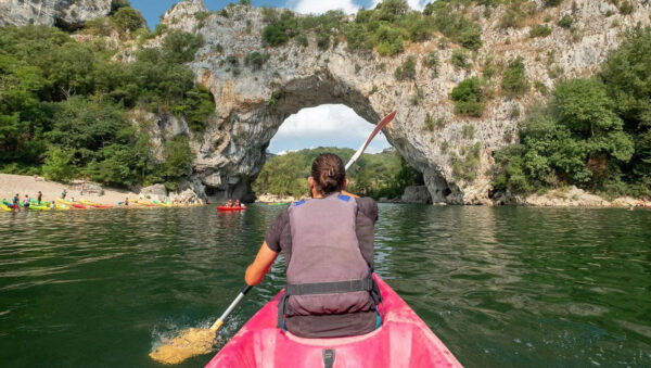 Canoë en Ardèche - Passage sous le Pont d'Arc