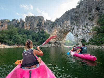 Kanufahren in den Ardèche-Schlucht - Passage unter dem Pont d'Arc