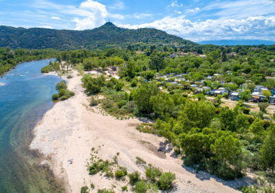 Rivier en privéstrand van de camping