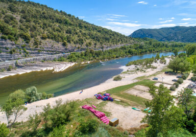 Fluss und Privatstrand des Campingplatzes